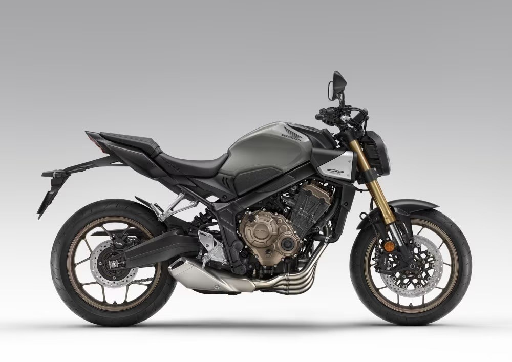 <div class='descrGalleryTitle'>Honda CB 650 R</div><div class='descrGalleryText'><p>Lei è sempre una Honda CB 650 R, ma porta con sé la <b>frizione Honda e-clutch</b>, novità decisamente importante lanciata dalla casa giapponese in tempi recentissimi. Tuttavia, non una prima assoluta: un sistema simile si era già visto in passato sulla Yamaha FJR 1300. Ad ogni modo, questo sistema di frizione attuata elettronicamente vuole porsi come una sorta di alternativa economica alle trasmissioni a doppia frizione DCT, con la previsione di applicazioni potenzialmente ad ogni fascia di prezzo, con l’obiettivo di rendere l’<b>uso della moto più facile per tutti</b>.&nbsp;&nbsp;</p>
<p>Il suo funzionamento è tutto sommato semplice: il cambio è di tipo tradizionale a 6 marce, ma il cervello elettronico della moto è in grado di <b>azionare autonomamente la frizione</b>, basandosi su una serie di dati rilevati dai sensori in ogni momento. In altre parole, la moto si trasforma in una specie di scooter: ci si ferma senza prendere in mano la frizione e allo stesso modo si parte. La e-clutch di Honda non è in alcun modo un cambio automatico, lei non decide né innesta un rapporto, si limita ad aprirsi e chiudersi senza l’intervento del pilota.</p>
</div>